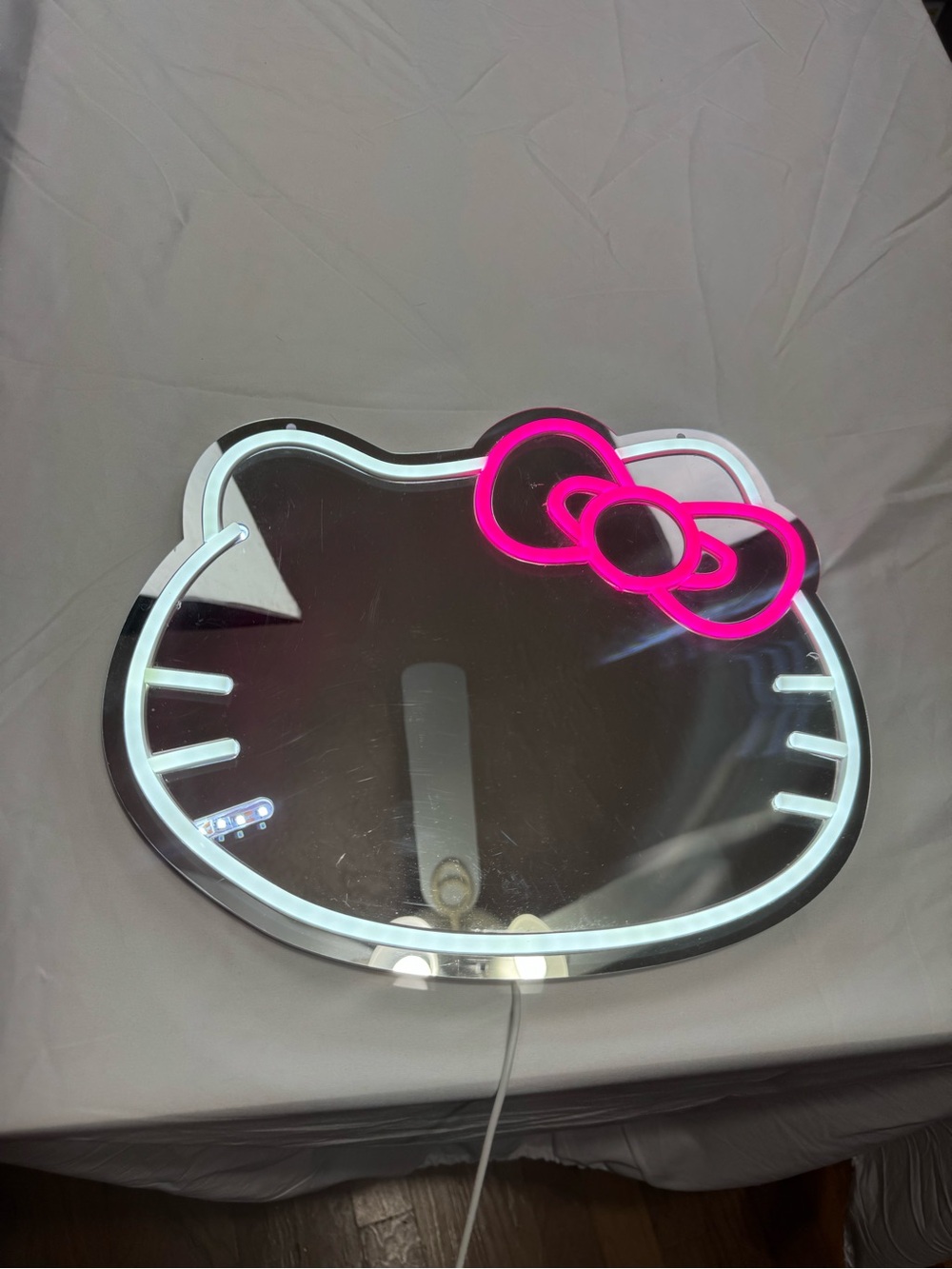 Hello Kitty LED Light-Up Mirror with Pink Bow